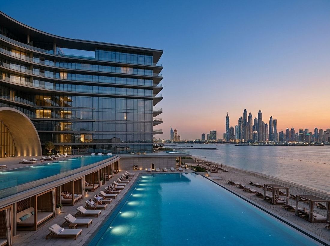 Prywatna plaża i basen infinity z widokiem na morze w Armani Beach Residences o zmierzchu
