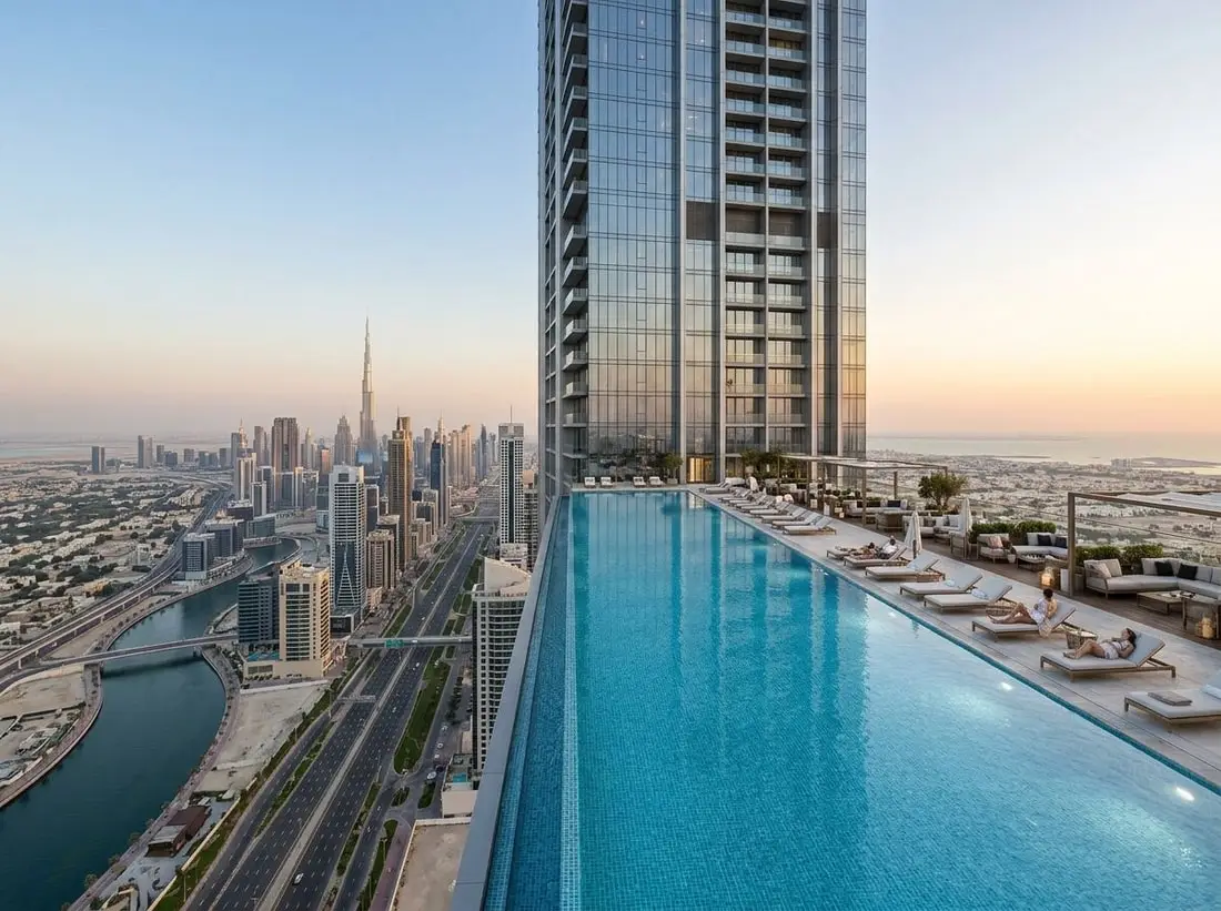 Basen i lounge wysoko w wieży Al Habtoor Tower