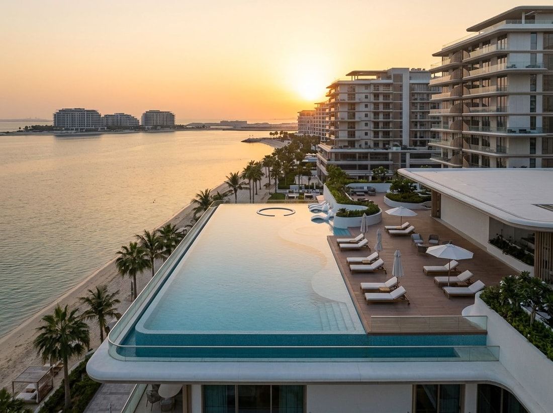 Basen przy plaży z widokiem na morze w Sunset Bay