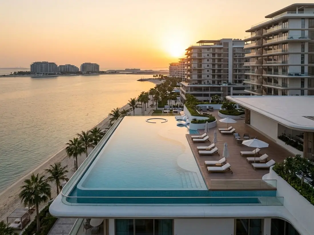 Basen przy plaży z widokiem na morze w Sunset Bay