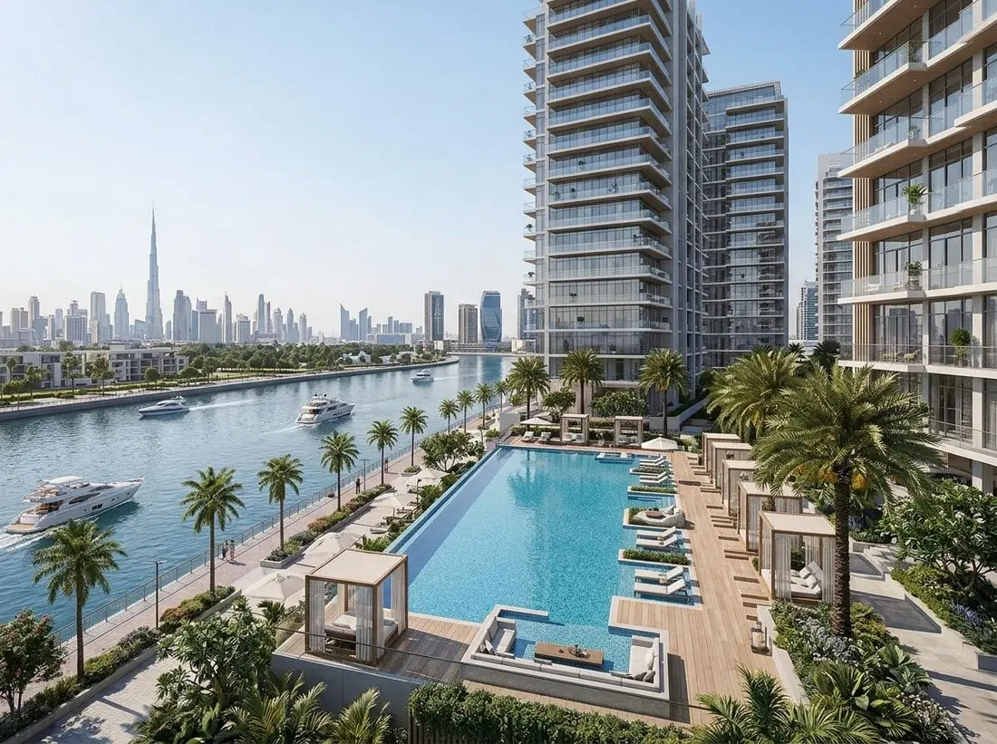 Promenada nad kanałem z basenem i palmami w Luxury Canal Residences