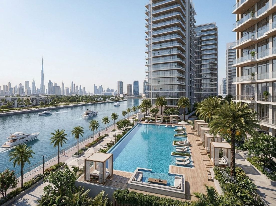 Promenada nad kanałem z basenem i palmami w Luxury Canal Residences