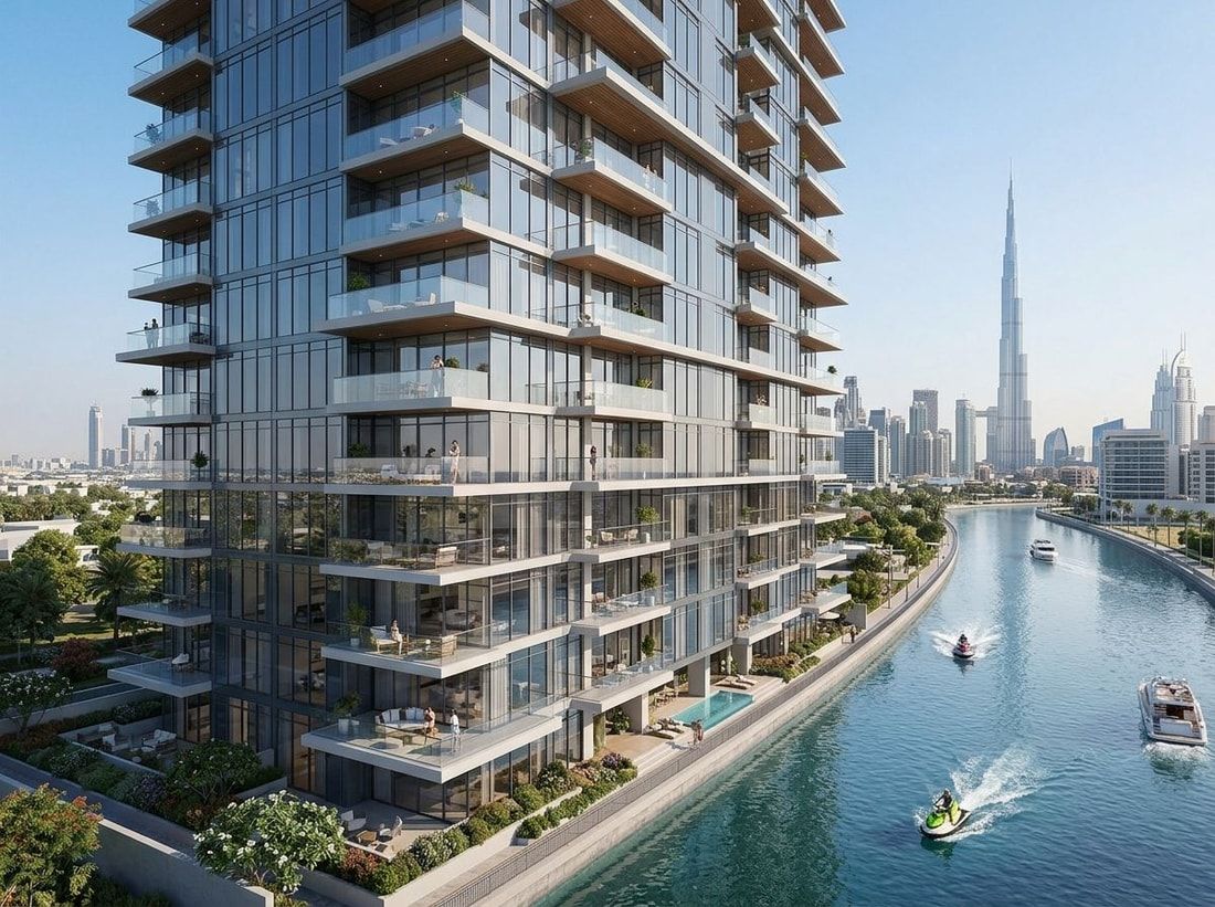 Fasada budynku Luxury Canal Residences z balkonami nad kanałem