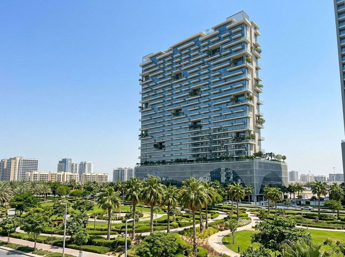 Szklana fasada One Park Central zwrócona ku parkowi w JVC