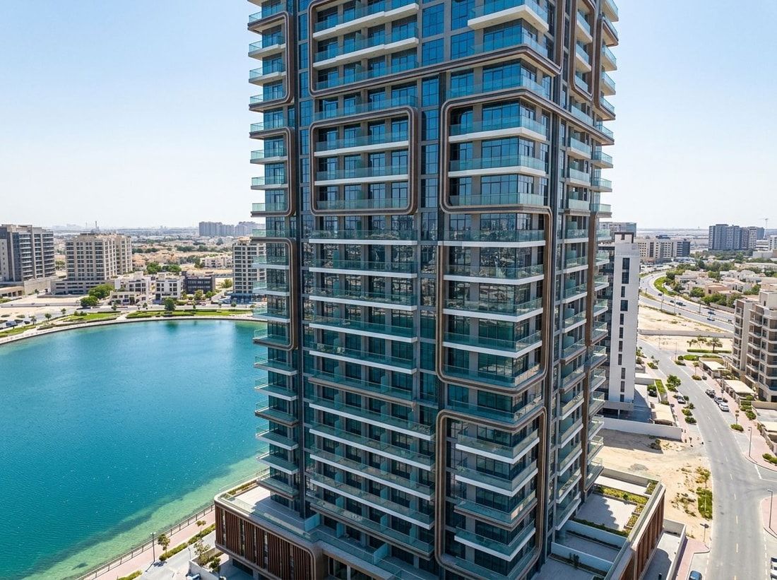 Fasada apartamentowca Empire Lake Views z balkonami i widokiem na lagunę