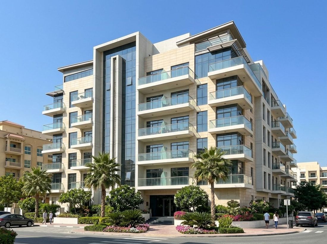 Fasada apartamentowca Plazzo Residence z balkonami i dojrzałą zielenią