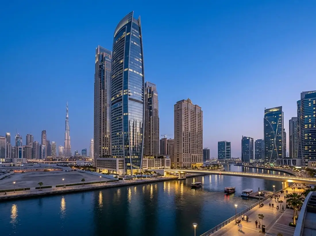 Szklana fasada wieży Amna Tower nad Dubai Water Canal