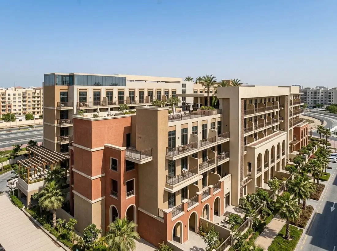 Śródziemnomorska fasada Laya Courtyard w Dubai Studio City