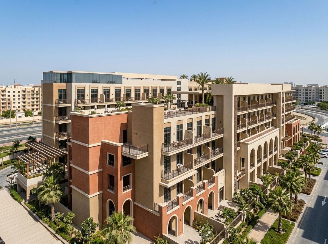 Śródziemnomorska fasada Laya Courtyard w Dubai Studio City