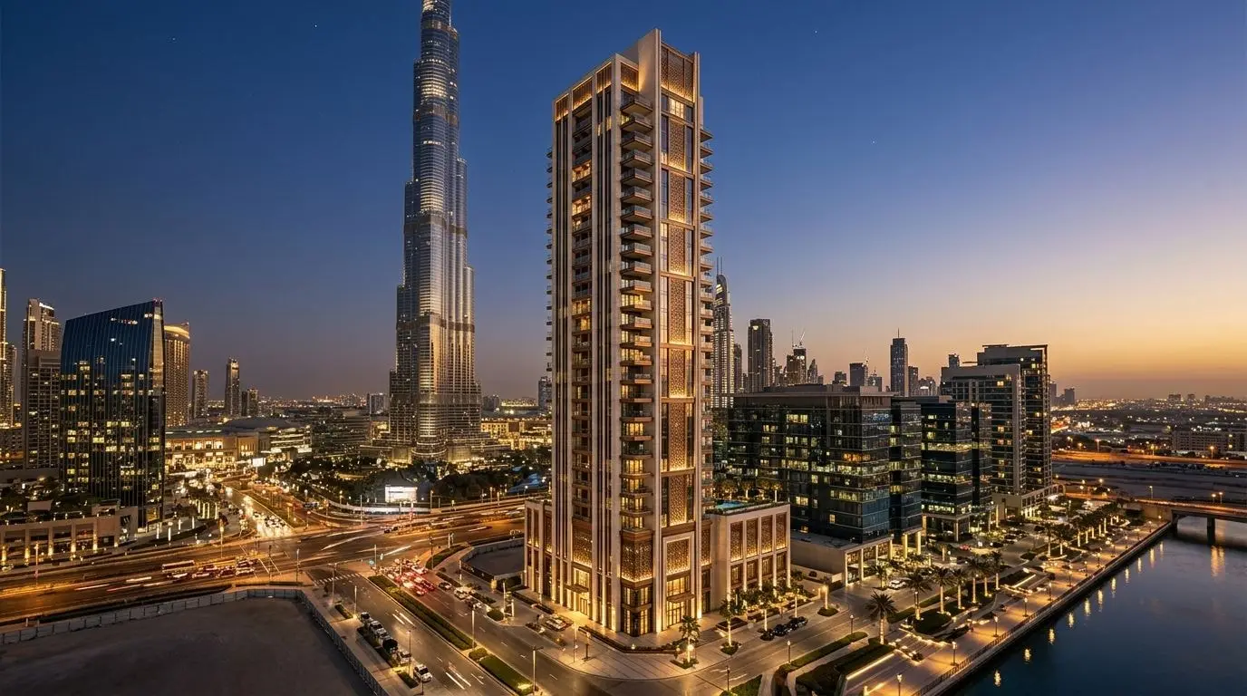 Smukła 71-piętrowa wieża Mr. C Residences w Downtown Dubai z panoramą Burj Khalifa o zmierzchu