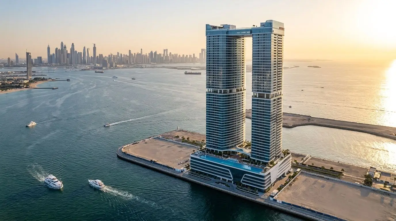 Lotniczy widok nadmorskich wież Danube Oceanz w Dubai Maritime City o zachodzie słońca