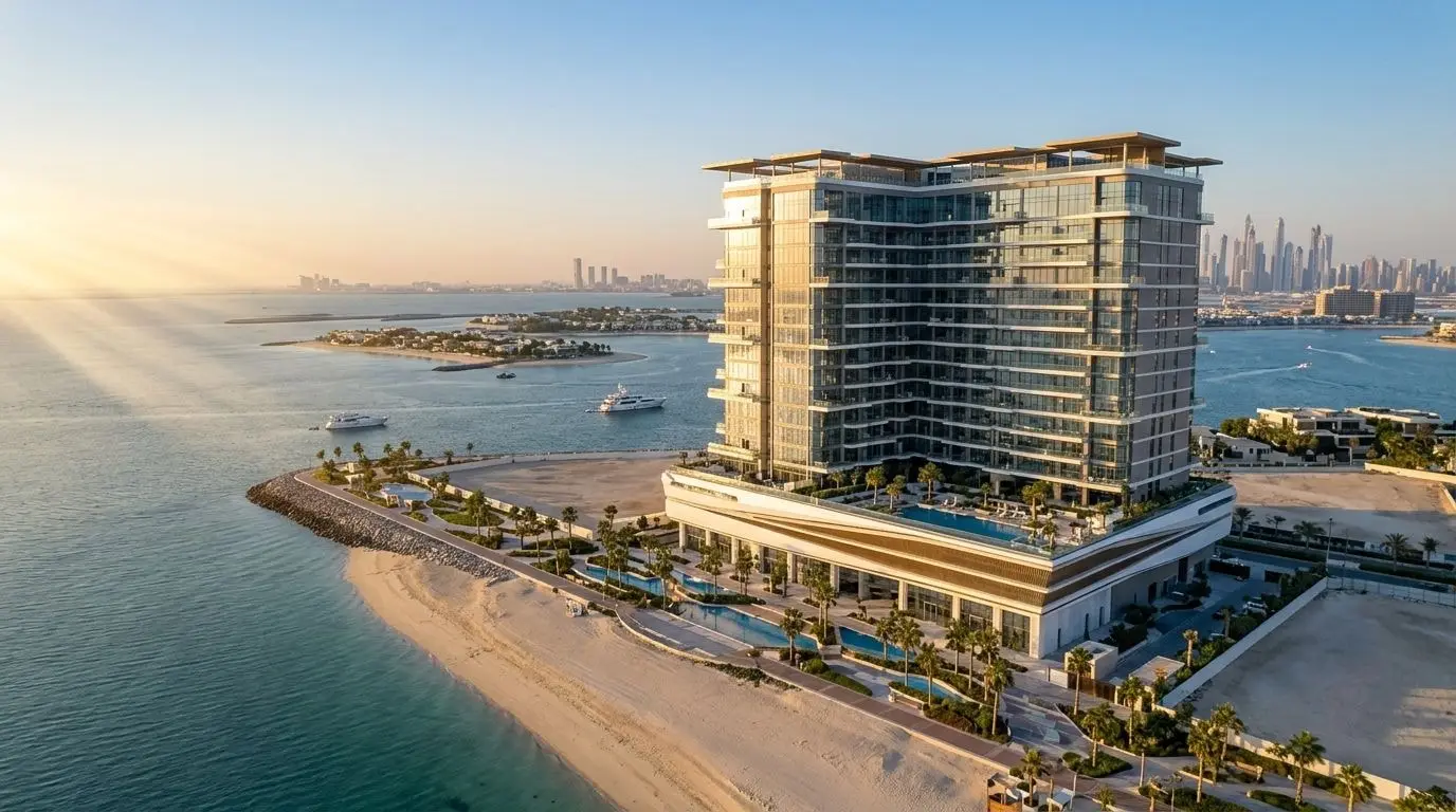 Nadmorska wieża Seaside na Dubai Islands z widokiem na morze o zachodzie słońca