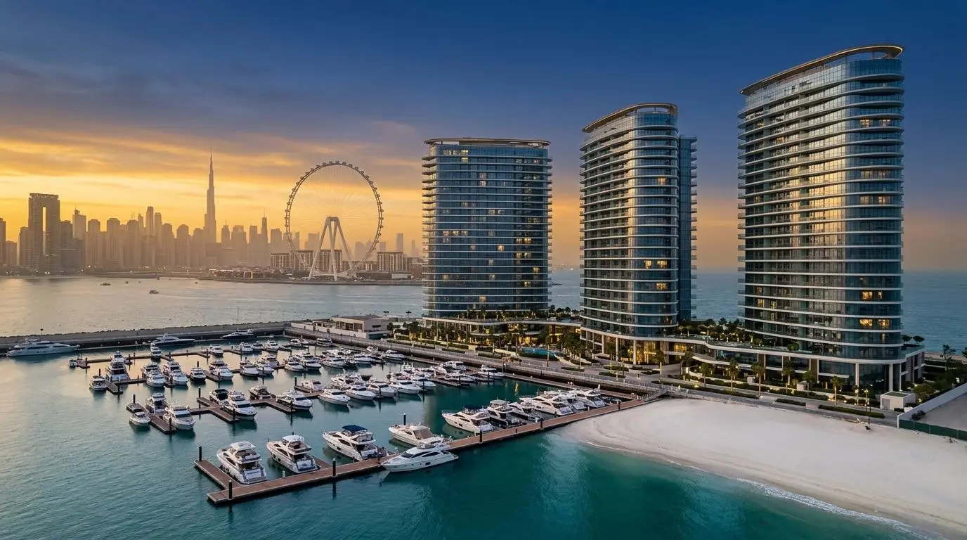 Trzy nadmorskie wieże W Residences w Dubai Harbour o zachodzie słońca, z mariną i panoramą Dubaju