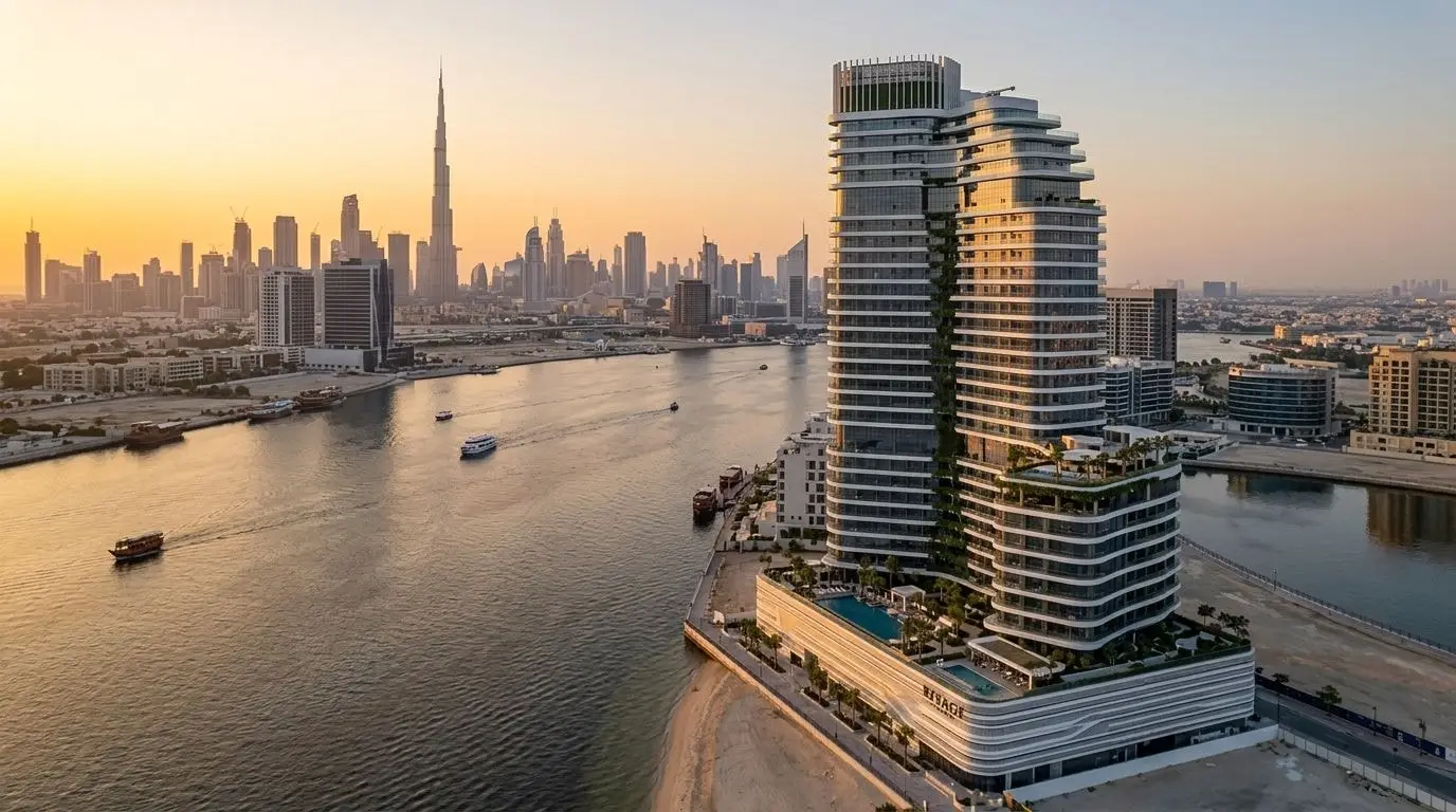 Lotniczy widok nadwodnej wieży Rivage przy Dubai Creek w Al Jaddaf o zachodzie słońca