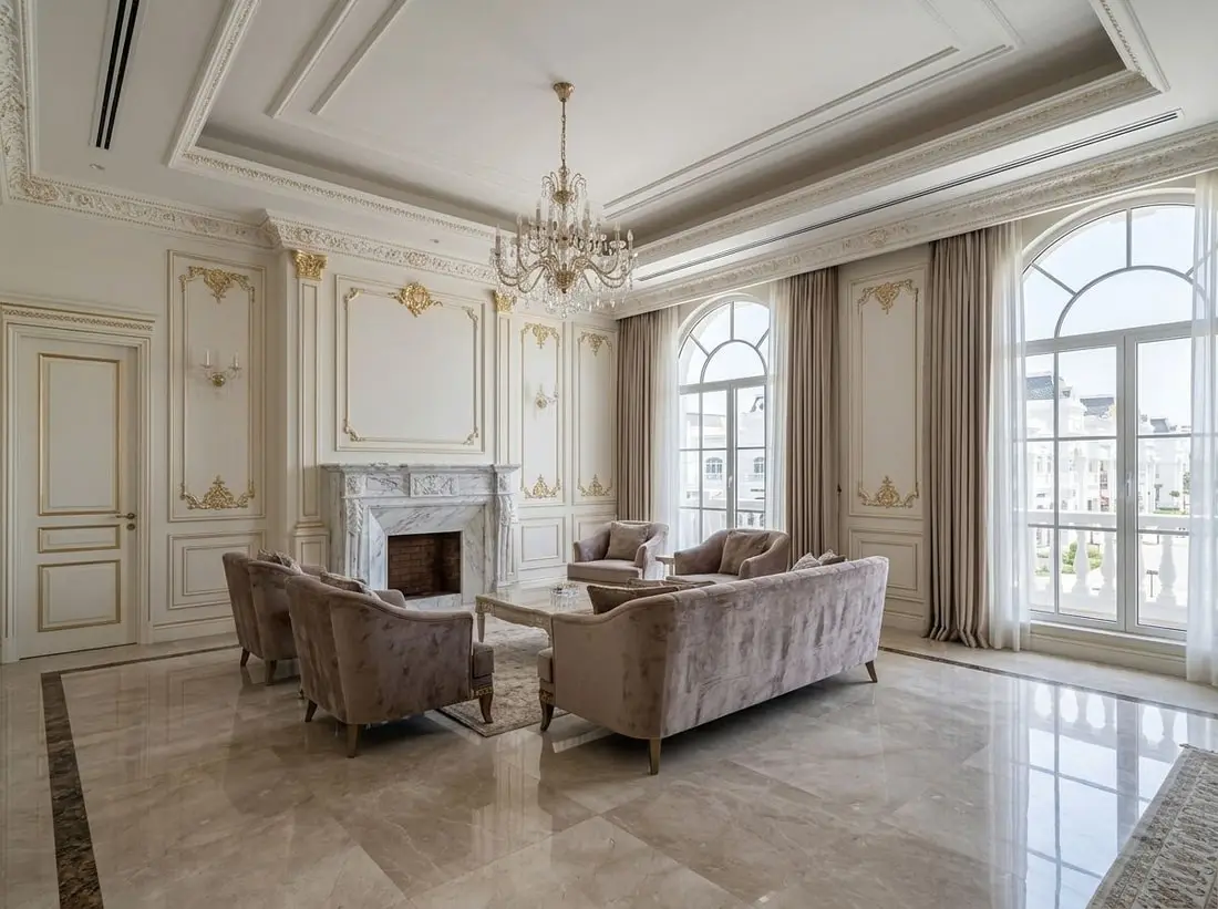 Elegancki salon apartamentu z klasycznymi detalami i marmurem
