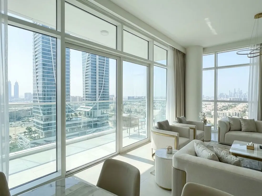 Jasny salon apartamentu z balkonem