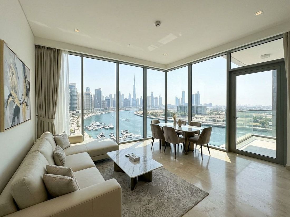 Jasne wnętrze apartamentu z widokiem na Dubai Canal i panoramę miasta