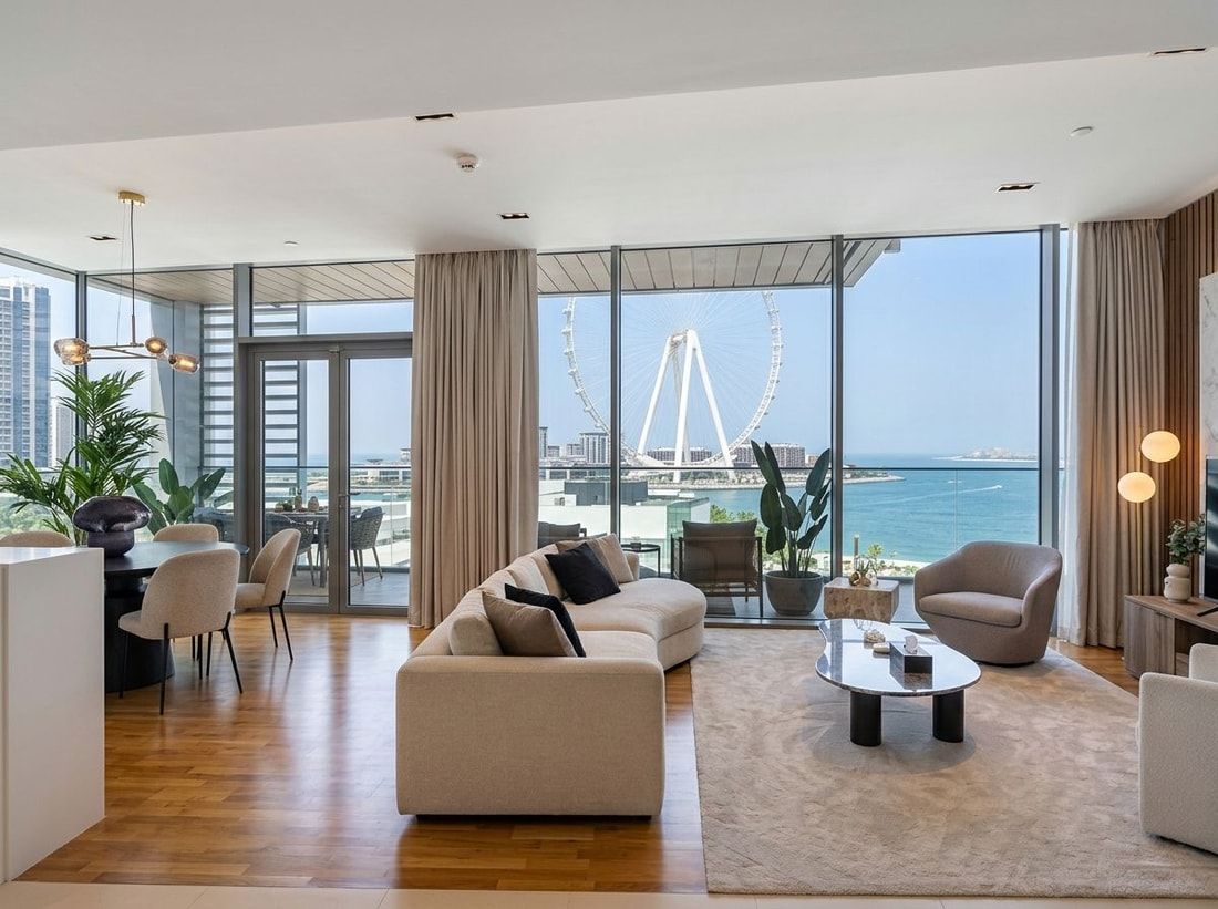 Luksusowe wnętrze apartamentu z widokiem na Ain Dubai i morze