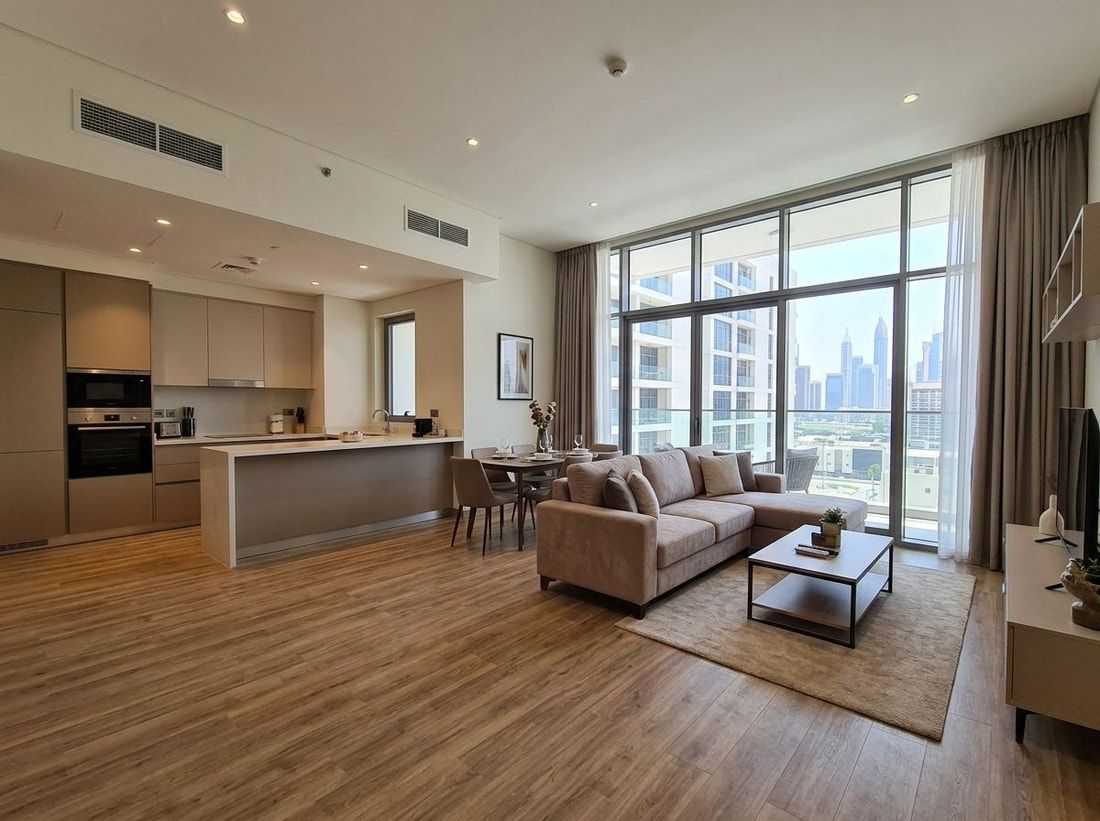 Otwarte wnętrze apartamentu w ciepłych, neutralnych barwach