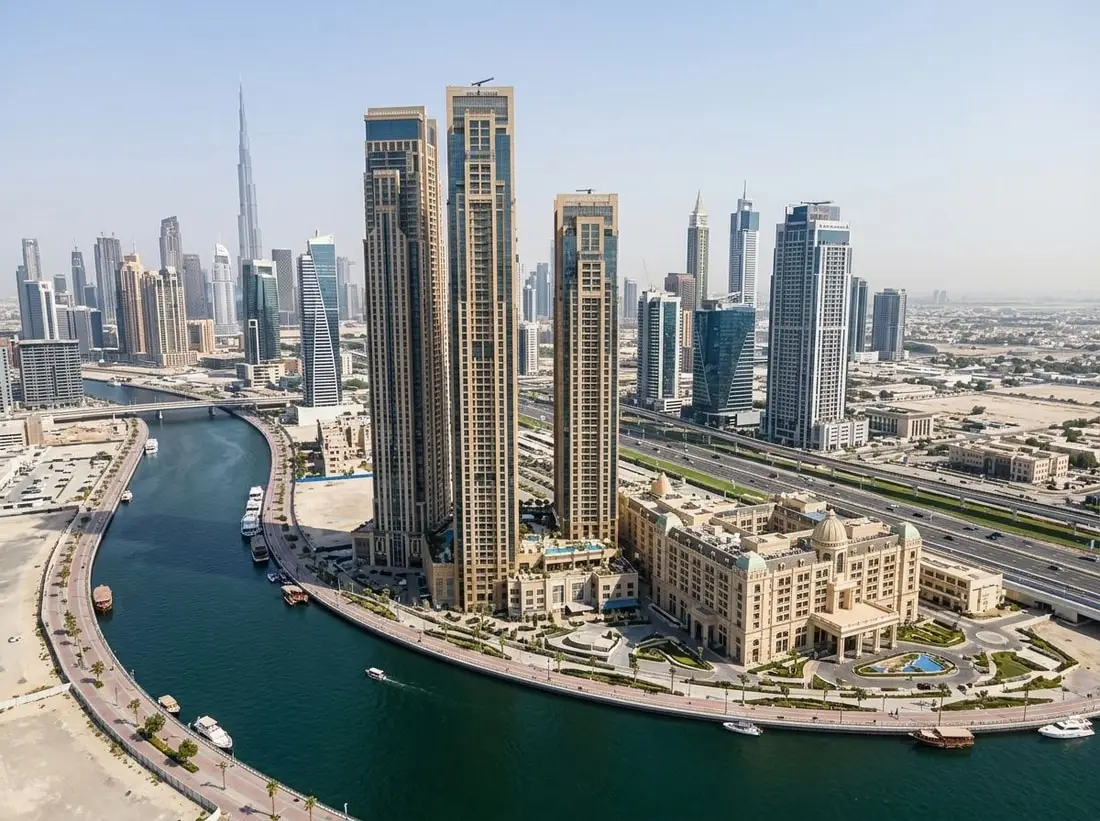 Trzy wieże Al Habtoor City wzdłuż Dubai Water Canal