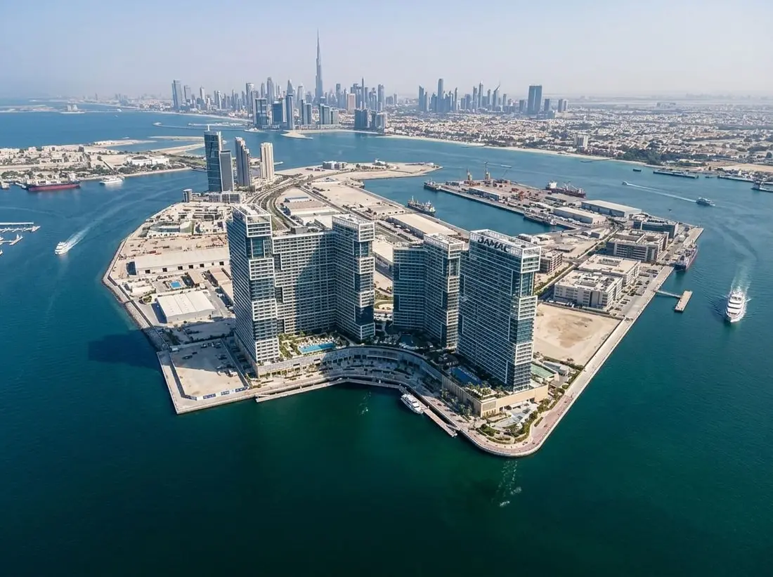 Lotniczy widok Chelsea Residences w Dubai Maritime City nad morzem