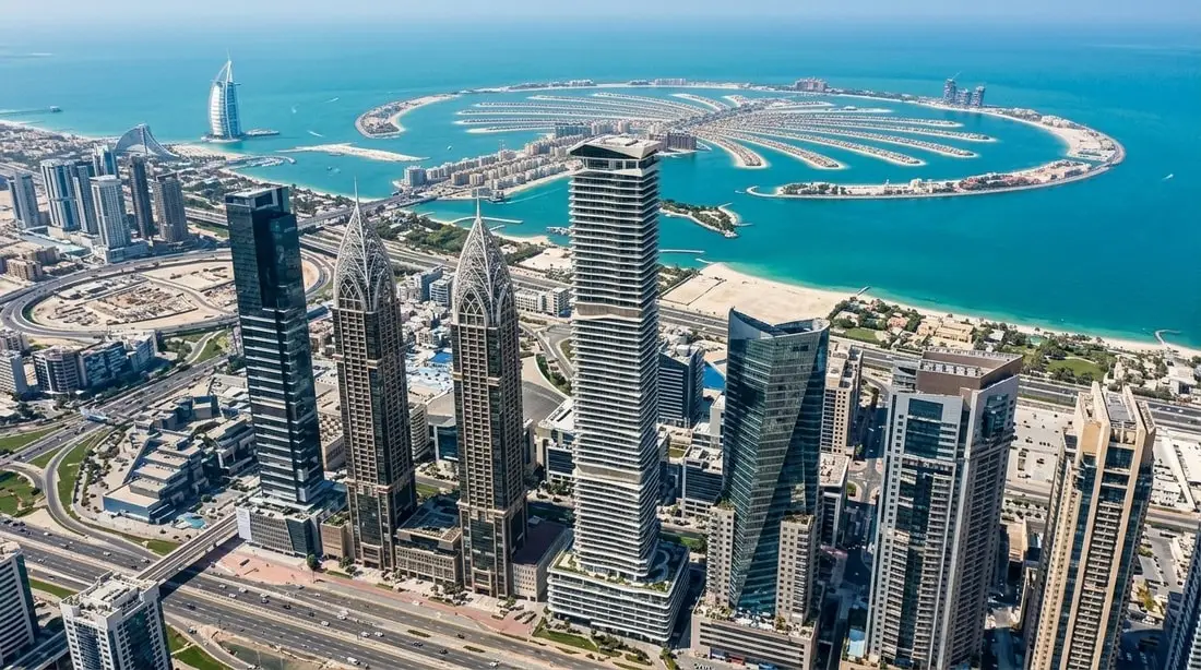 Lotniczy widok wieży Iconic Residences w Dubai Internet City nad zatoką